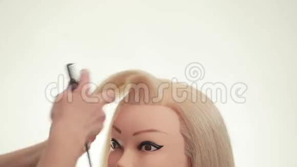 大师在人体模型上演示造型金发模特白色的关门视频的预览图