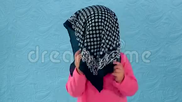 可爱的孩子戴头巾玩捉迷藏视频的预览图