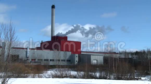 带有烟囱和烟雾的工业景观视频视频的预览图