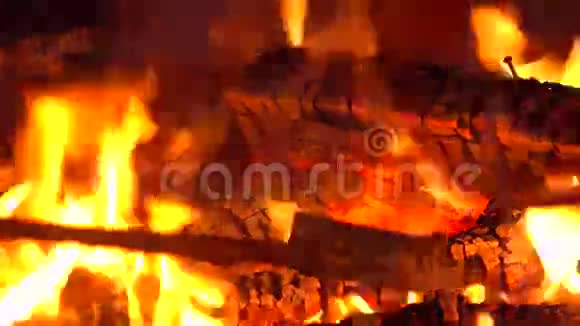 用扑克4K视频在砖壁炉边搅动燃烧的木柴视频的预览图