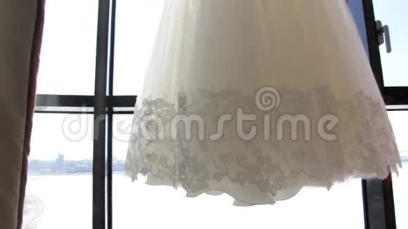 窗户上有新娘的婚纱视频的预览图