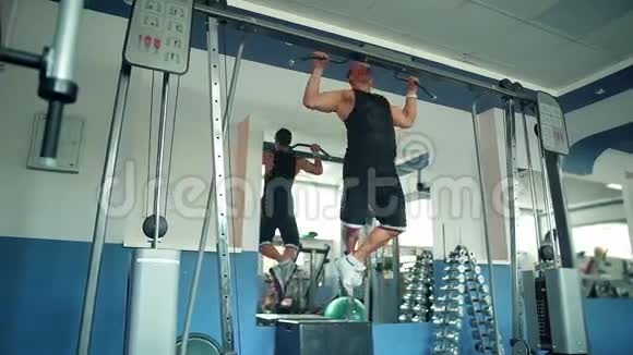 运动员在健身房的水平杆上做拉力运动视频的预览图