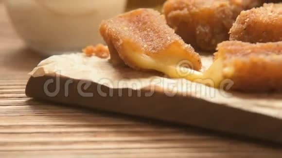 传统快餐加酱炸奶酪视频的预览图