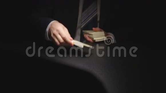 贝里韦商人在桌子上数钱包两个人视频的预览图