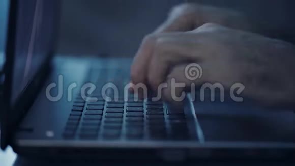 手在笔记本电脑键盘上打字视频的预览图