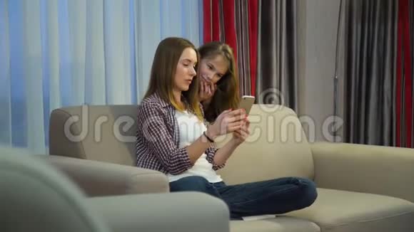 科技手机应用程序家庭设备成瘾视频的预览图