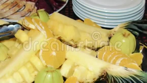 自助餐菠萝和糖果在桌子上视频的预览图