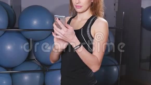 智能手表显示健身房锻炼女性的心率视频的预览图