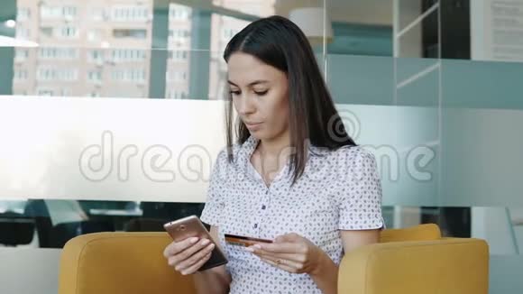 年轻女子在网上使用信用卡视频的预览图