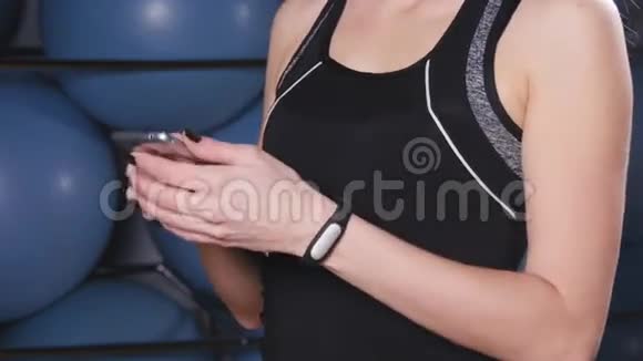 智能手表显示健身房锻炼女性的心率视频的预览图