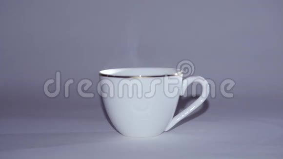 白杯热茶或咖啡蒸汽来了视频的预览图