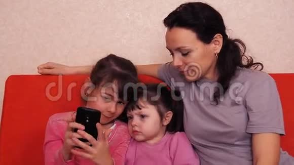 妈妈和女儿玩手机幸福的家庭玩手机视频的预览图