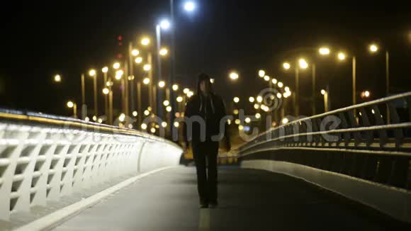 夜晚有灯光的人在桥上视频的预览图