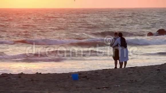 情侣在沙滩慢动作中拥抱对方视频的预览图