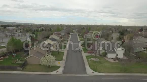 无人驾驶飞机从空中飞往市中心视频的预览图