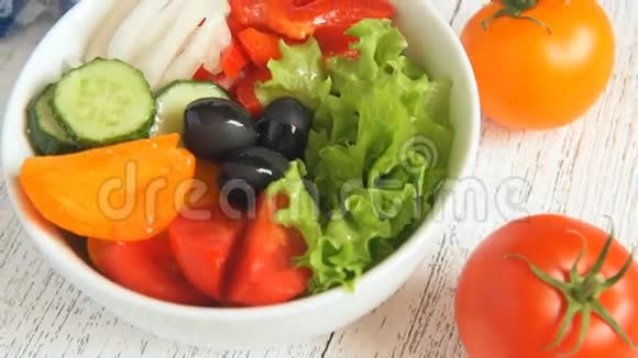 碗中的新鲜蔬菜沙拉俯视图视频的预览图