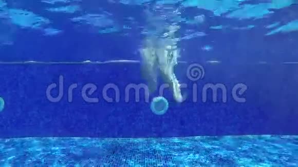 小孩跳进游泳池在水下游泳视频的预览图