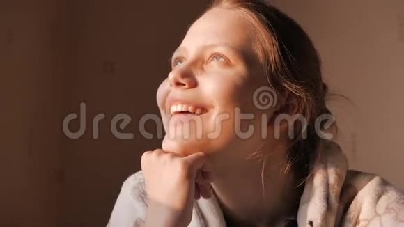 少女若有所思地坐着微笑在做梦4K视频的预览图