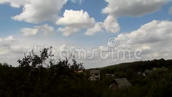 乌克兰Khmelnytskyi农村山区上空的时间流逝视频的预览图