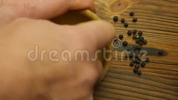 黑胡椒用木浆磨碎视频的预览图