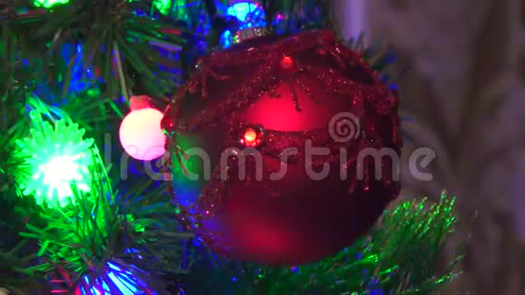 圣诞树上五颜六色的灯视频的预览图