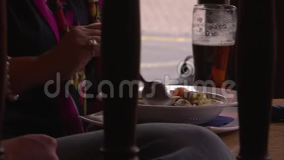 一张桌子上的沙拉视频的预览图