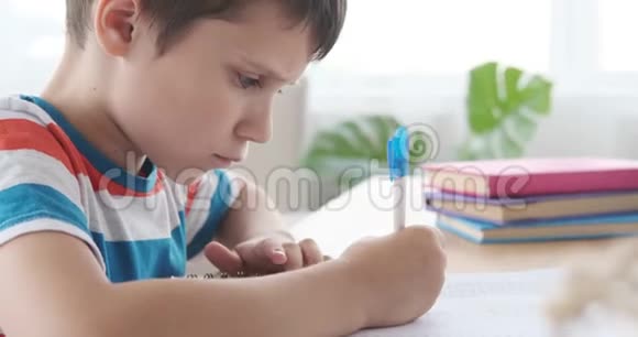 男孩用钢笔写作业视频的预览图