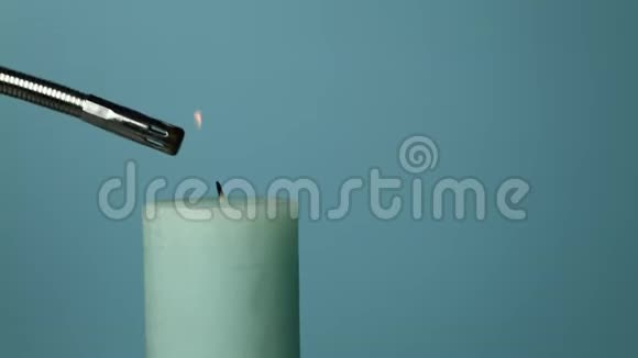 点燃蓝色的蜡烛颤抖的火焰视频的预览图
