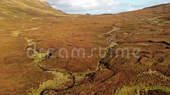 从斯塔凡飞过奎林山顶上的山口公路到苏格兰的乌格岛视频的预览图
