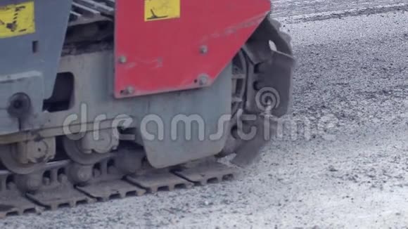 大型履带拖拉机在沥青上的特写视频的预览图