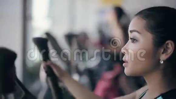 漂亮的亚洲女孩在健身房锻炼过滤器机器面部轮廓视频的预览图