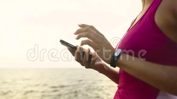 严肃的年轻活跃的女人在她的跑步手表上检查里程视频的预览图