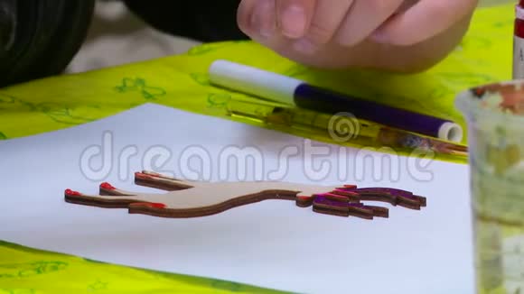 孩子们用画笔画画在绘画课上画了一个铅笔胶合板视频的预览图