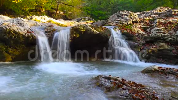 秋天的电影中一条河在这美丽的山景中流过岩石视频的预览图