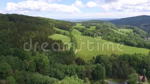 在山上鸟瞰夏天波兰松树林和蓝天上的云从上面看视频的预览图