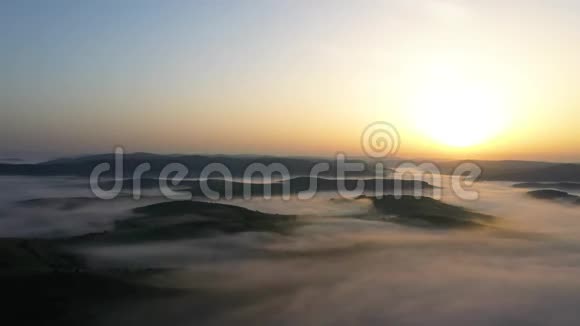 从雾上方飞向太阳视频的预览图