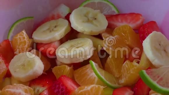 碗里的混合水果沙拉视频的预览图