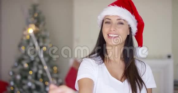 快乐的年轻女子在家庆祝圣诞节视频的预览图