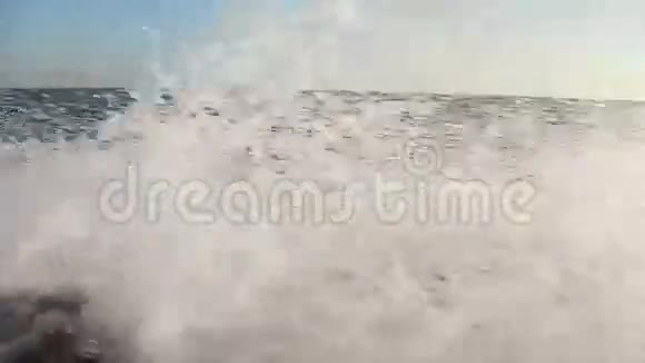 漂浮托盘上的海上喷雾视频的预览图