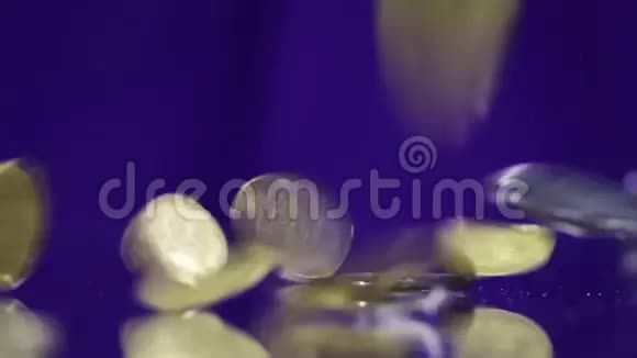 硬币落在玻璃桌上视频的预览图