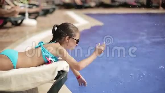 度假酒店游泳池里的儿童泼水视频的预览图
