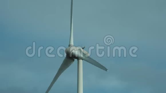 风力涡轮机的细节风力发电机的发电机和底座可再生能源电动风车视频的预览图