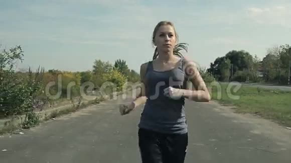 运动中的漂亮女孩慢跑视频的预览图