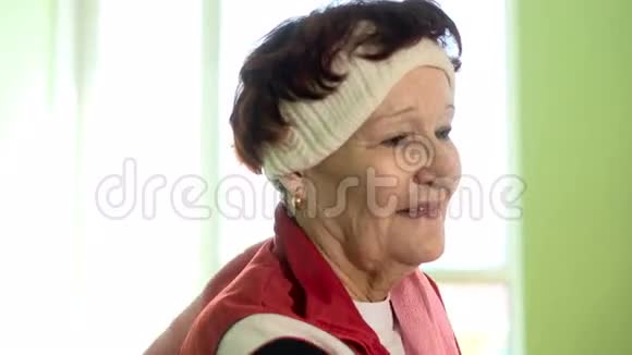欢乐老年妇女健身训练饮水4k视频的预览图