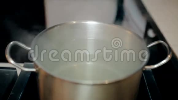 厨师把盐放进沸水里视频的预览图