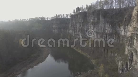 俄罗斯乌拉尔河沿岸的岩石视频的预览图