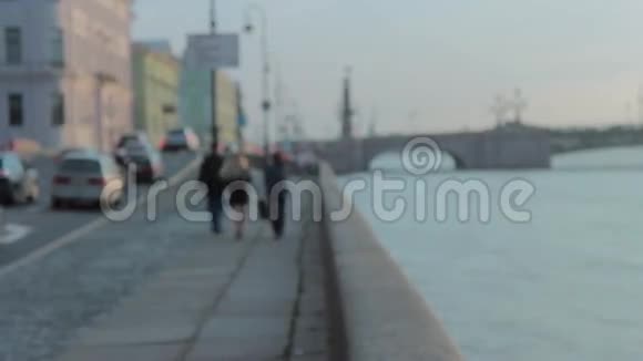 美丽的幸福女人在城市的河边散步视频的预览图