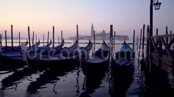 伦敦威尼斯的贡多拉斯在背景上可以看到圣乔治马吉奥尔岛视频的预览图