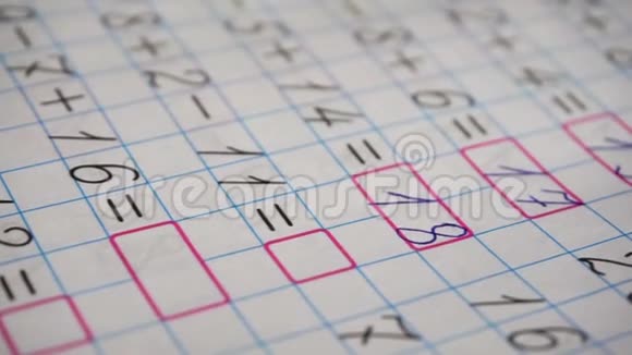 做数学作业解决简单的例子视频的预览图