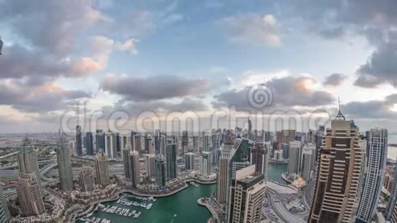 迪拜码头摩天大楼和朱美拉湖塔从顶部空中白天到夜间时间在阿拉伯联合视频的预览图